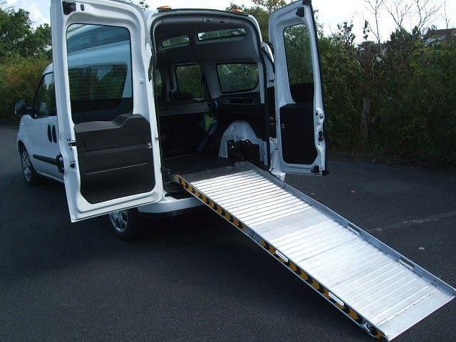 Weiß Gebraucht 2021 Fiat Doblò Van / Kleinbus | 13.750 € (Etwas zu teuer) - Bild 1/4