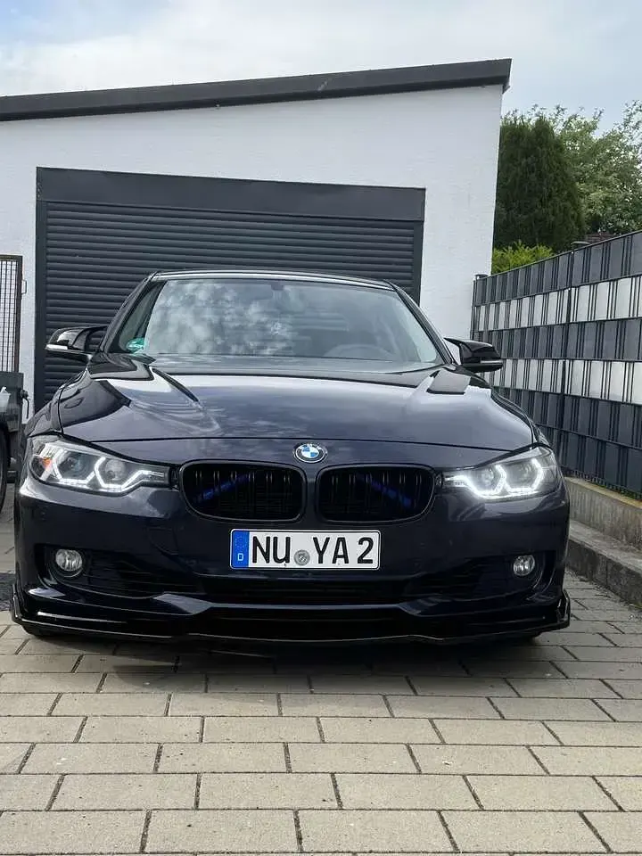 Gebraucht BMW 325 Sport Line 218 PS (160 kW) 2014 Blau Limousine