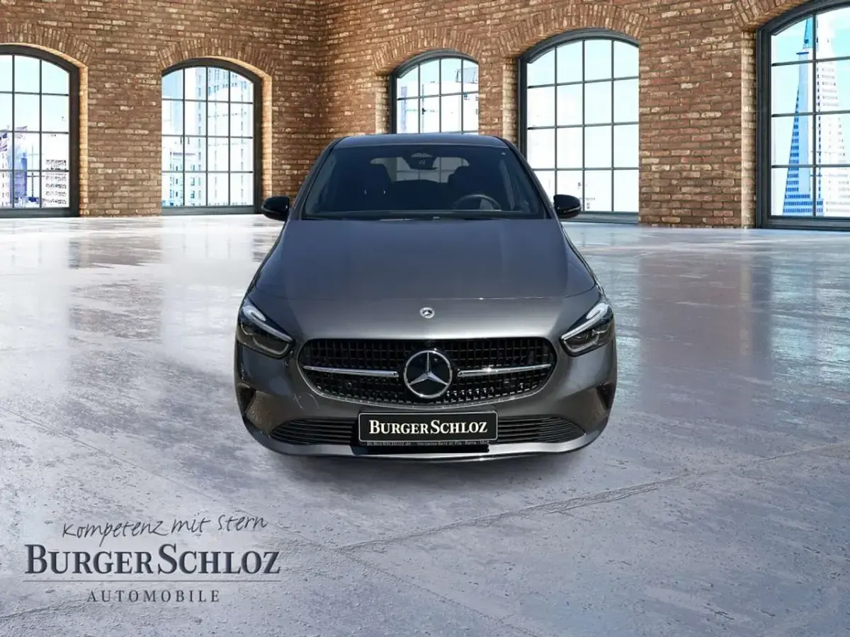 Gebraucht Mercedes B200 Night 163 PS (119 kW) 2025 Metalliclack mountaingrau Kleinwagen
