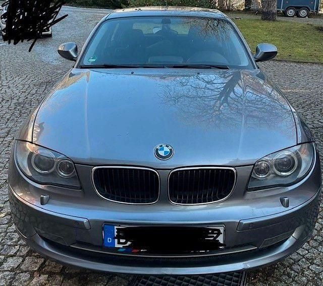 Grau Gebraucht 2011 BMW 118 Advantage Kleinwagen | 2.900 € (Superpreis) - Bild 1/4