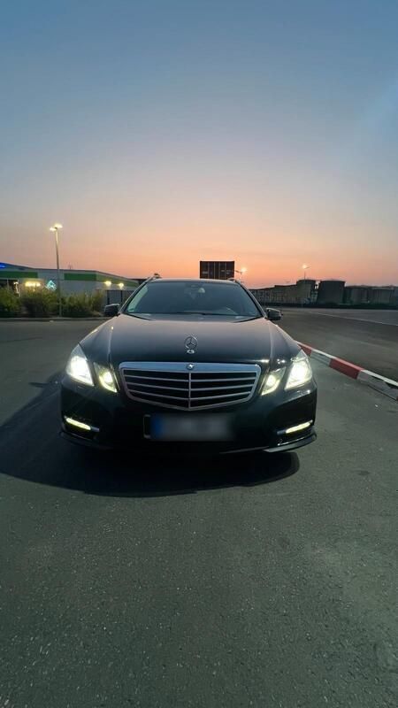 Schwarz Gebraucht 2013 Mercedes E220 Kombi | 8.999 € (Superpreis) - Bild 1/4