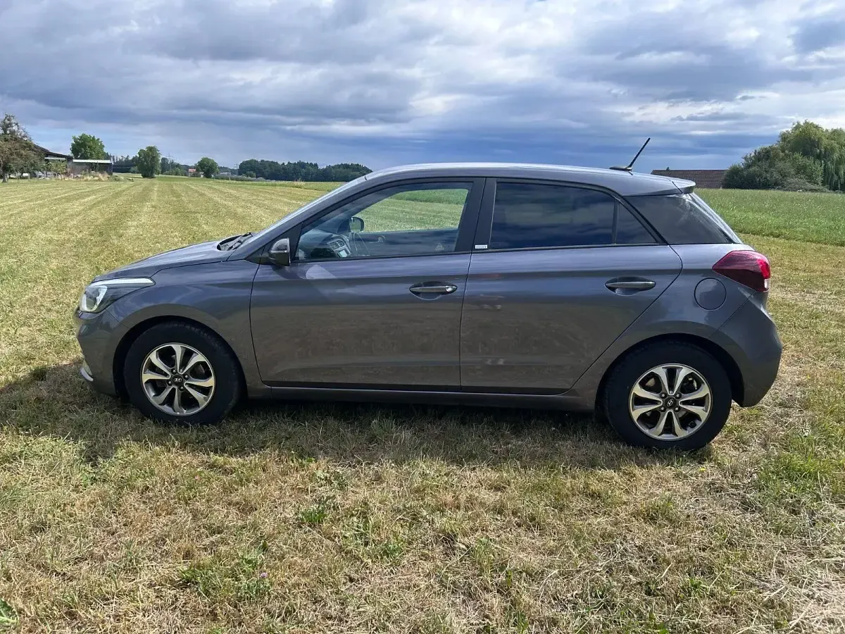 Gebraucht Hyundai i20 Active 84 PS (61 kW) 2020 Grau Kleinwagen