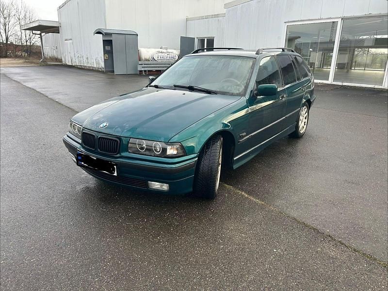 Grün Gebraucht 1996 BMW 320 Sport Line Kombi | 3.800 € (Fairer Preis) - Bild 1/4