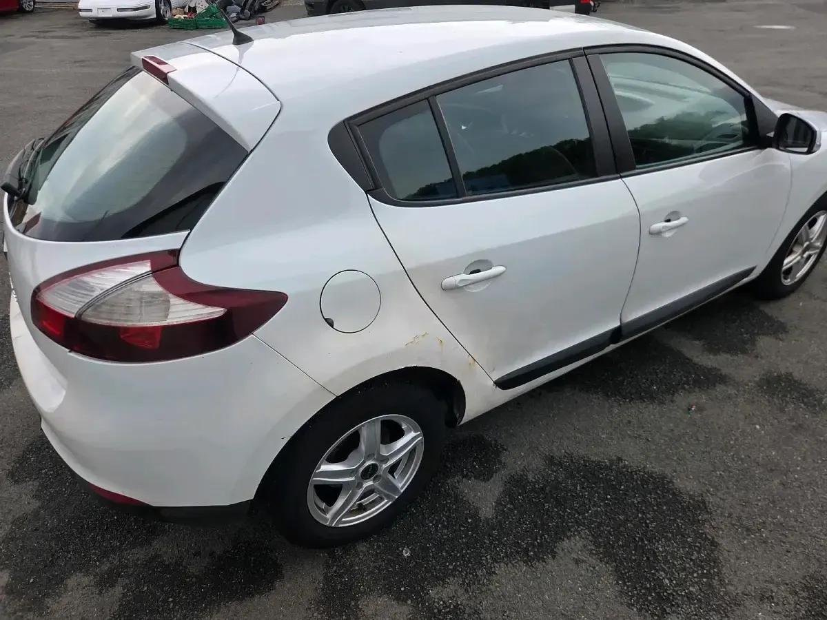 Gebraucht Renault Mégane III Authentique 110 PS (80 kW) 2015 Weiß Limousine