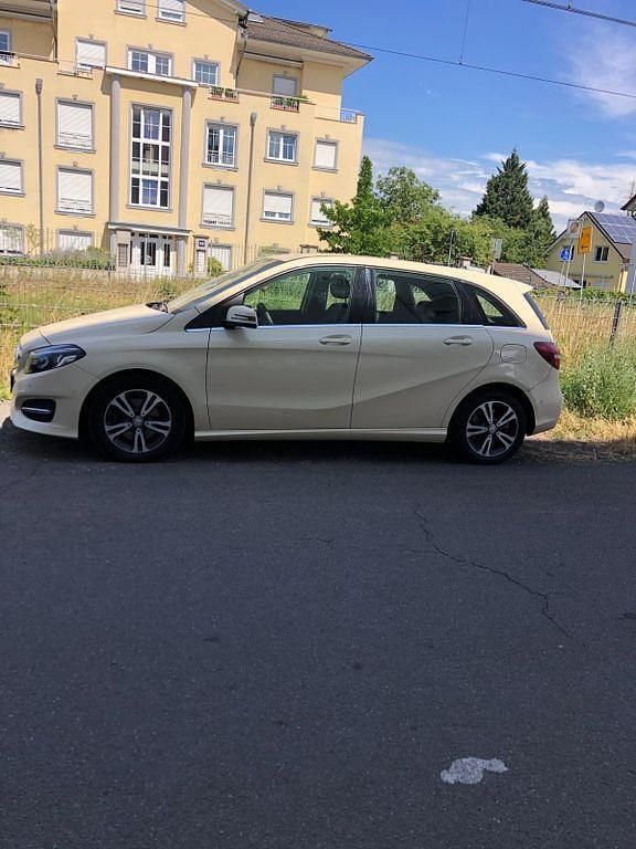 Beige Gebraucht 2018 Mercedes 180 Limousine | 6.900 € (Fairer Preis) - Bild 1/4