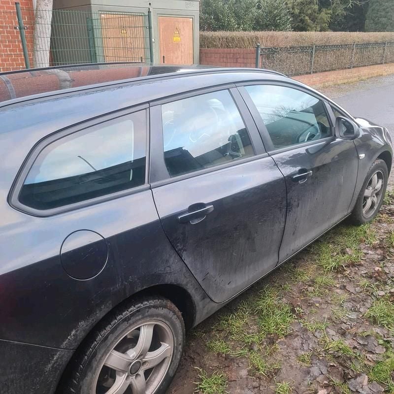 Gebraucht Opel Astra 100 PS (73 kW) 2012 Schwarz Kombi