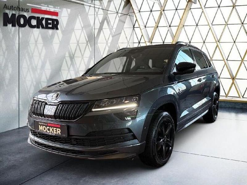 Quarzgrau metallic (metallic) Gebraucht 2021 Skoda Karoq SportLine SUV | 23.490 € (Fairer Preis) - Bild 1/4