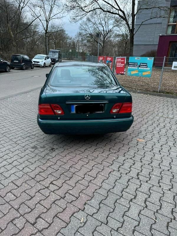 Gebraucht Mercedes E230 150 PS (110 kW) 1995 Grün Limousine
