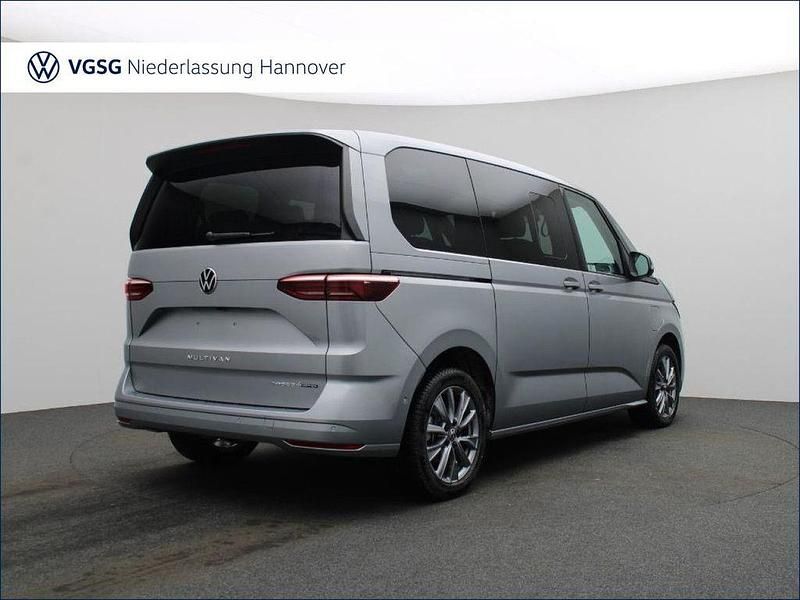 Second-hand VW Multivan Life 177 CP (130 kW) 2025 Argintiu Monovolum
