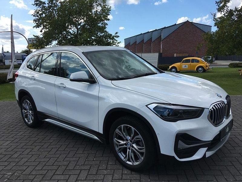 Alpinweiss iii Gebraucht 2021 BMW X1 xLine SUV | 21.960 € (Fairer Preis) - Bild 1/4