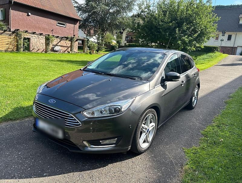Grau Gebraucht 2015 Ford Focus Titanium Limousine | 6.199 € (Fairer Preis) - Bild 1/4