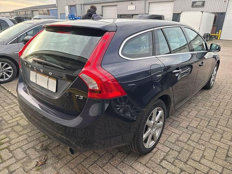 Gebraucht Volvo V60 Momentum 152 PS (111 kW) 2016 Blau Kombi