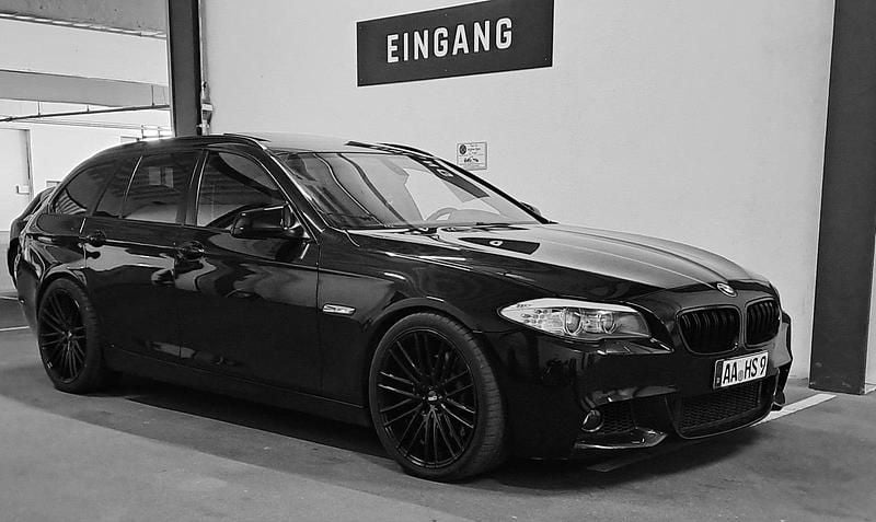 Schwarz Gebraucht 2010 BMW 530 Sport Line Kombi | 7.999 € (Fairer Preis) - Bild 1/4