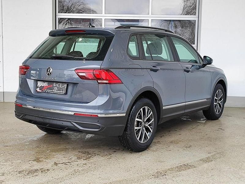 Gebraucht VW Tiguan Life 150 PS (110 kW) 2022 Delfingrau metallic SUV