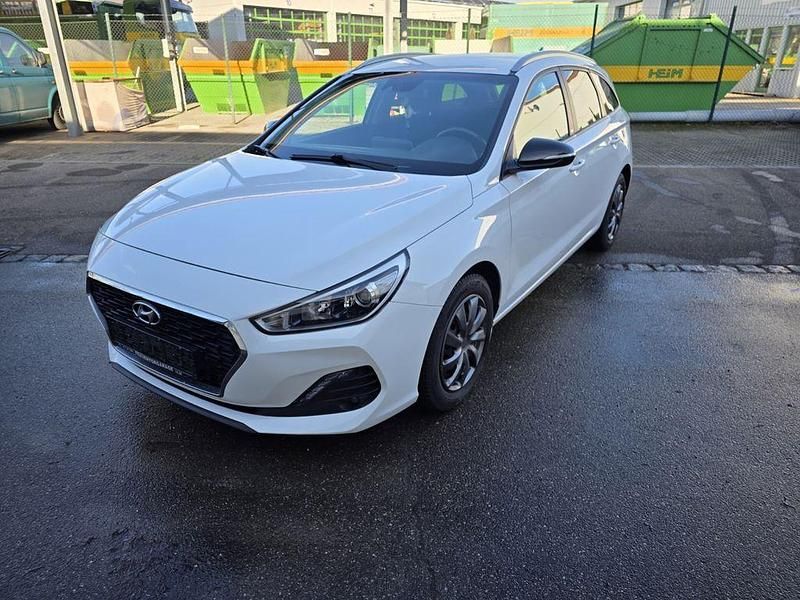 Weiß Gebraucht 2019 Hyundai i30 YES! Limousine | 13.990 € (Fairer Preis) - Bild 1/4