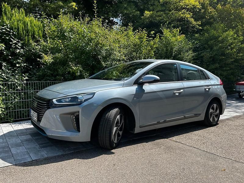 Grau Gebraucht 2017 Hyundai Ioniq Style Limousine | 12.000 € (Guter Preis) - Bild 1/4