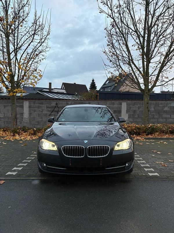 Grau Gebraucht 2011 BMW 523 Sport Line Limousine | 5.200 € (Superpreis) - Bild 1/4