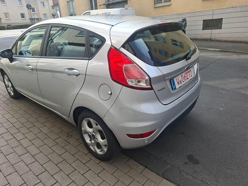 Gebraucht Ford Fiesta Titanium 95 PS (69 kW) 2013 Silber Kleinwagen