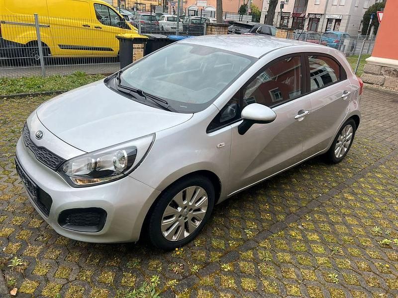 Gebraucht Kia Rio 109 PS (80 kW) 2011 Silber Limousine
