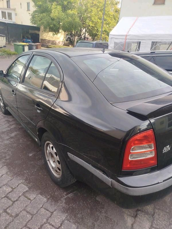 Schwarz Gebraucht 2001 Skoda Octavia Limousine | 800 € (Guter Preis) - Bild 1/4