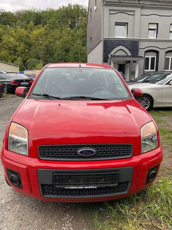 Rot Gebraucht 2011 Ford Fusion Trend Kleinwagen | 4.099 € (Fairer Preis) - Bild 1/4