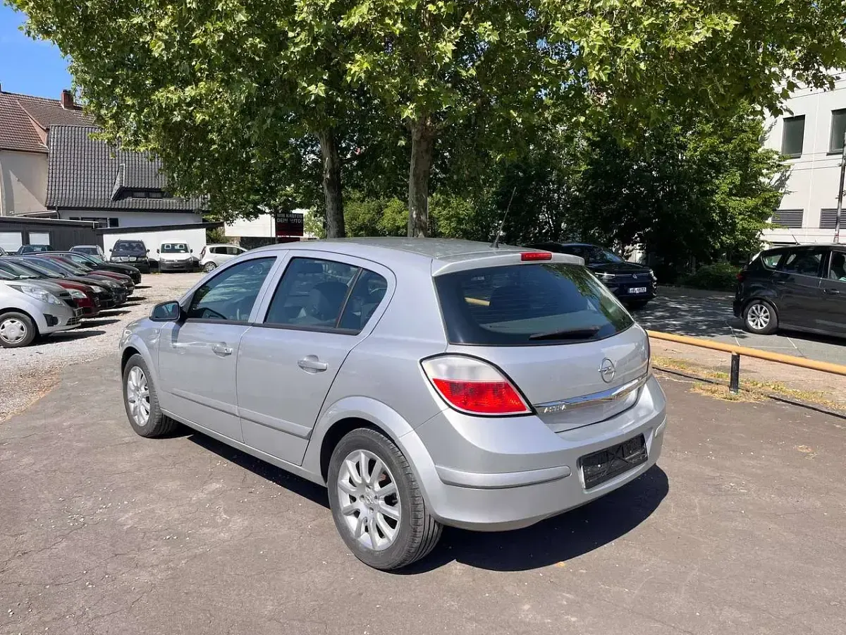 Gebraucht Opel Astra Edition 90 PS (66 kW) 2005 Starsilber iii m2 Kleinwagen