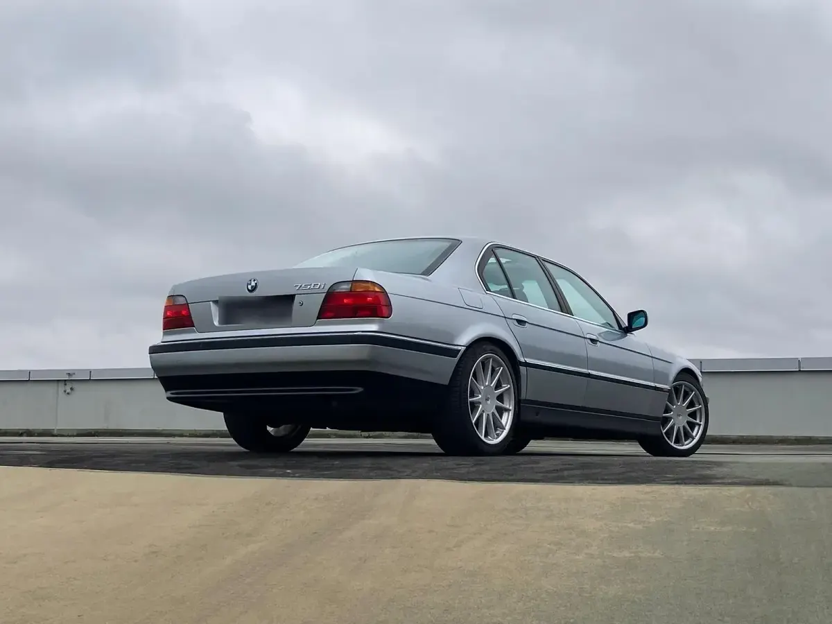 Gebraucht BMW 750 326 PS (239 kW) 1997 Silber Limousine