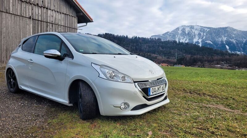 Weiß Gebraucht 2014 Peugeot 208 Kleinwagen | 8.900 € (Etwas zu teuer) - Bild 1/4