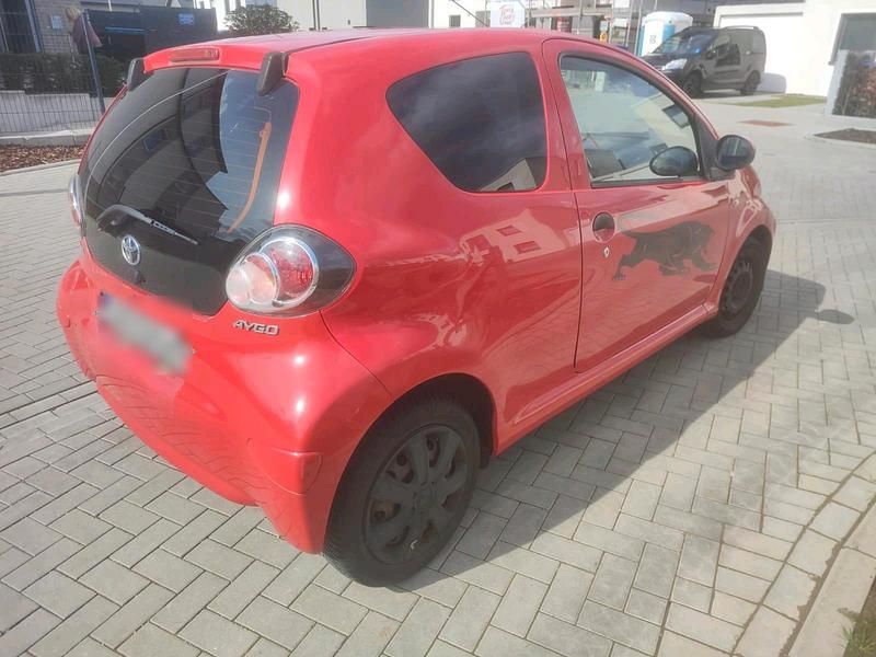 Gebraucht Toyota Aygo 68 PS (50 kW) 2009 Rot Kleinwagen