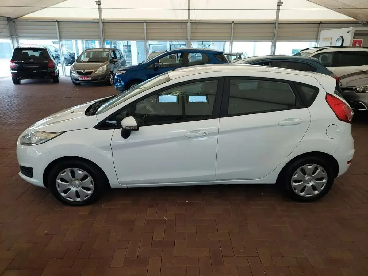 Gebraucht Ford Fiesta 95 PS (69 kW) 2016 Weiß Kleinwagen