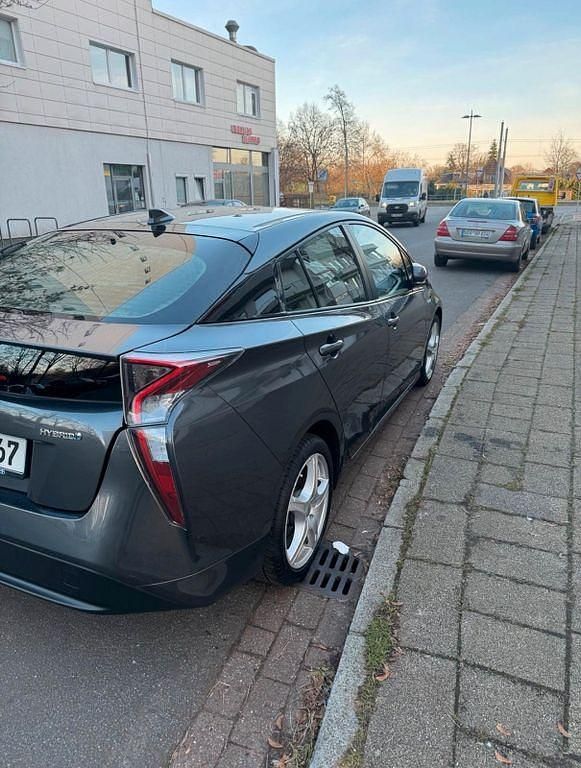 Gebraucht Toyota Prius Comfort 122 PS (89 kW) 2016 Grau Limousine