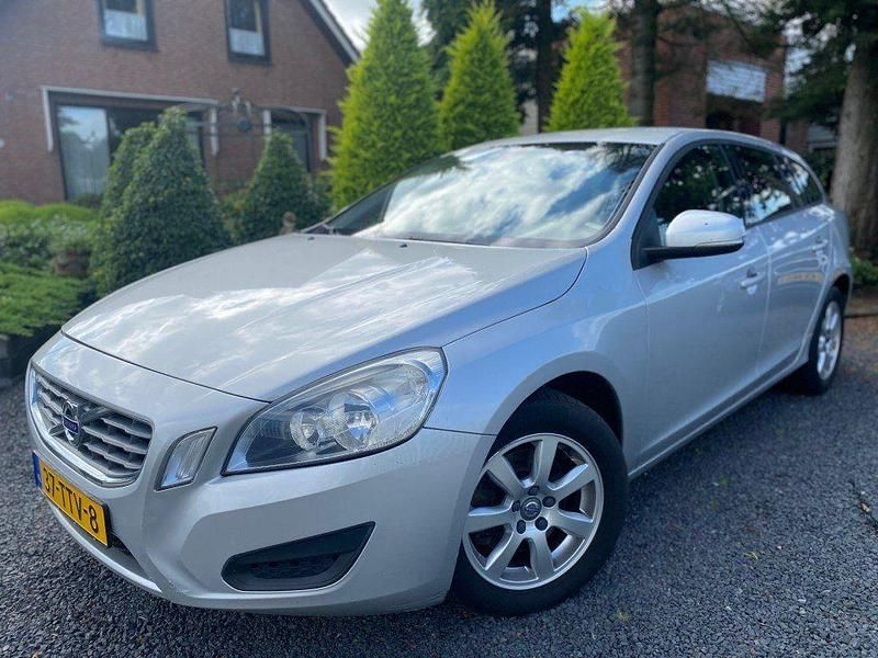 Grau Gebraucht 2012 Volvo V60 Kinetic Kombi | 6.750 € (Etwas zu teuer) - Bild 1/4