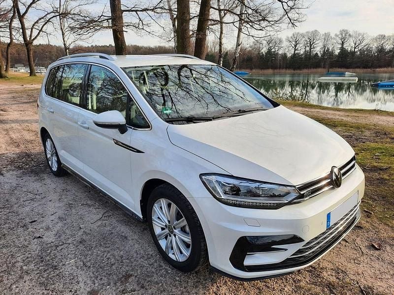 Weiß Gebraucht 2022 VW Touran Highline Van / Kleinbus | 30.900 € (Guter Preis) - Bild 1/4