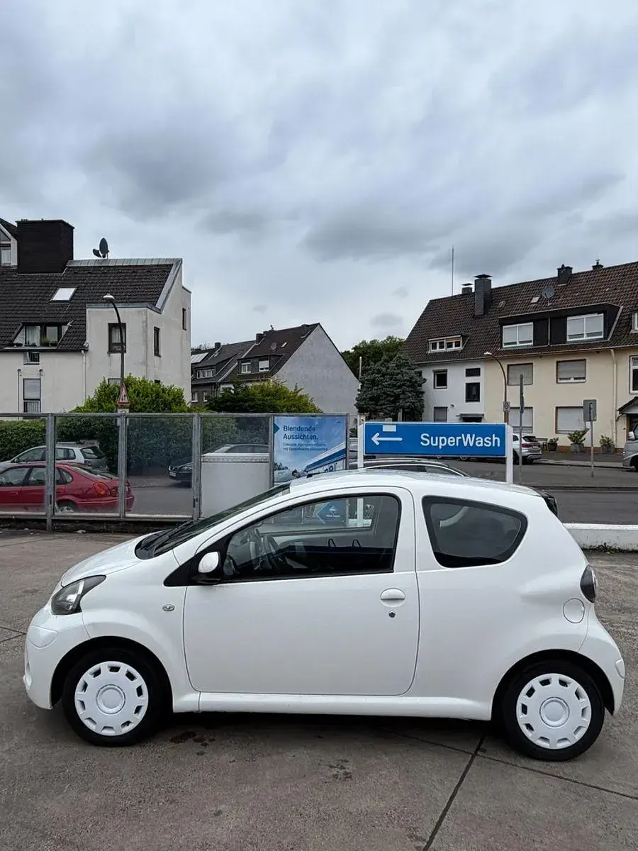 Gebraucht Toyota Aygo 68 PS (50 kW) 2013 Weiß Kleinwagen