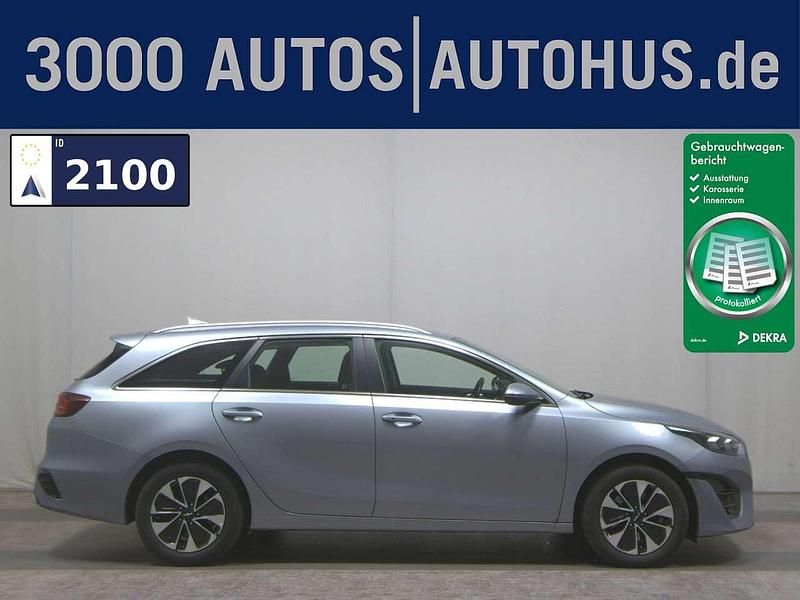 Carrara weiss Gebraucht 2022 Kia Ceed Sportswagon Vision Kombi | 16.680 € (Superpreis) - Bild 1/4