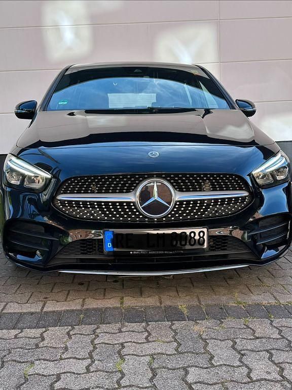 Schwarz Gebraucht 2020 Mercedes B180 AMG line Van / Kleinbus | 20.100 € (Superpreis) - Bild 1/4