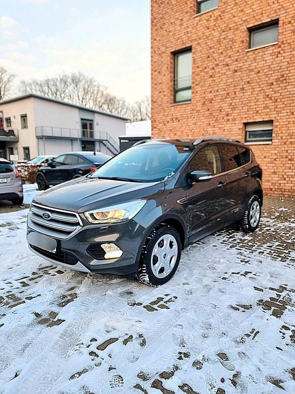 Grau Gebraucht 2018 Ford Kuga Titanium SUV | 9.900 € (Superpreis) - Bild 1/4