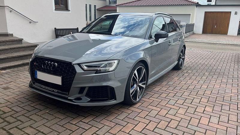 Grau Gebraucht 2020 Audi RS3 Sportback Sport Kleinwagen | 44.600 € (Fairer Preis) - Bild 1/4