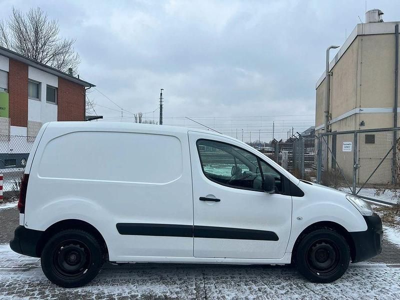 Gebraucht Peugeot Partner Premium 75 PS (55 kW) 2017 Lack weiss banquise/deckende Van / Kleinbus