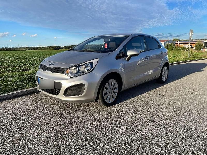 Gebraucht Kia Rio Edition 7 109 PS (80 kW) 2013 Silber Limousine