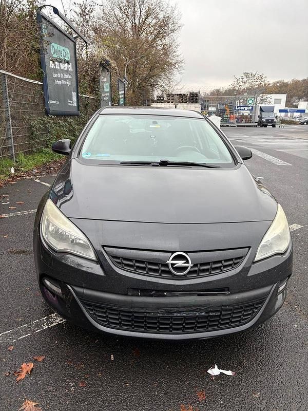 Schwarz Gebraucht 2012 Opel Astra Edition Limousine | 3.199 € (Superpreis) - Bild 1/4