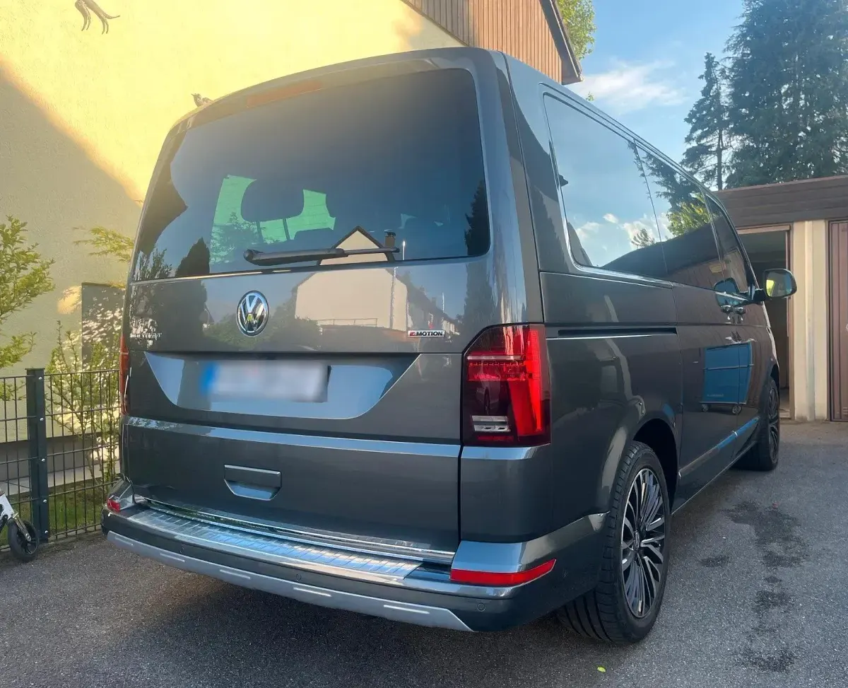 Gebraucht VW Multivan Highline 204 PS (150 kW) 2022 Grau Van / Kleinbus
