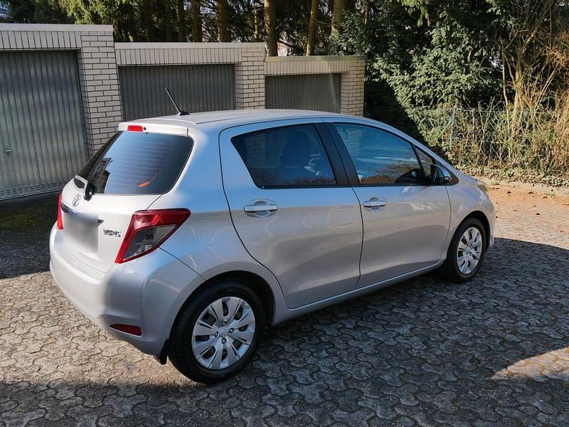 Gebraucht Toyota Yaris Multidrive S 99 PS (72 kW) 2012 Silber Kleinwagen