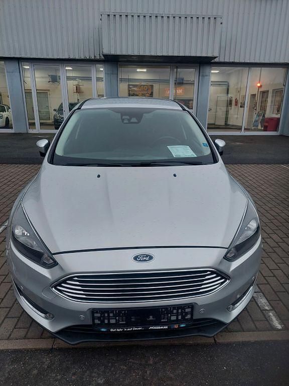 Silber Gebraucht 2015 Ford Focus Titanium Limousine | 6.995 € (Superpreis) - Bild 1/2