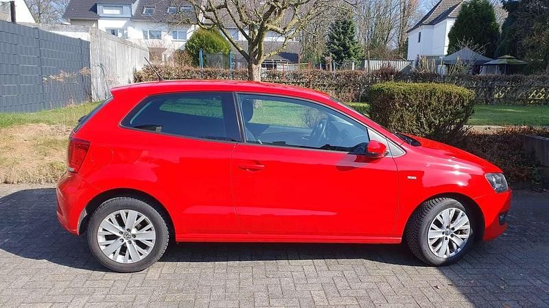 Rot Gebraucht 2013 VW Polo Life Limousine | 5.100 € (Guter Preis) - Bild 1/4