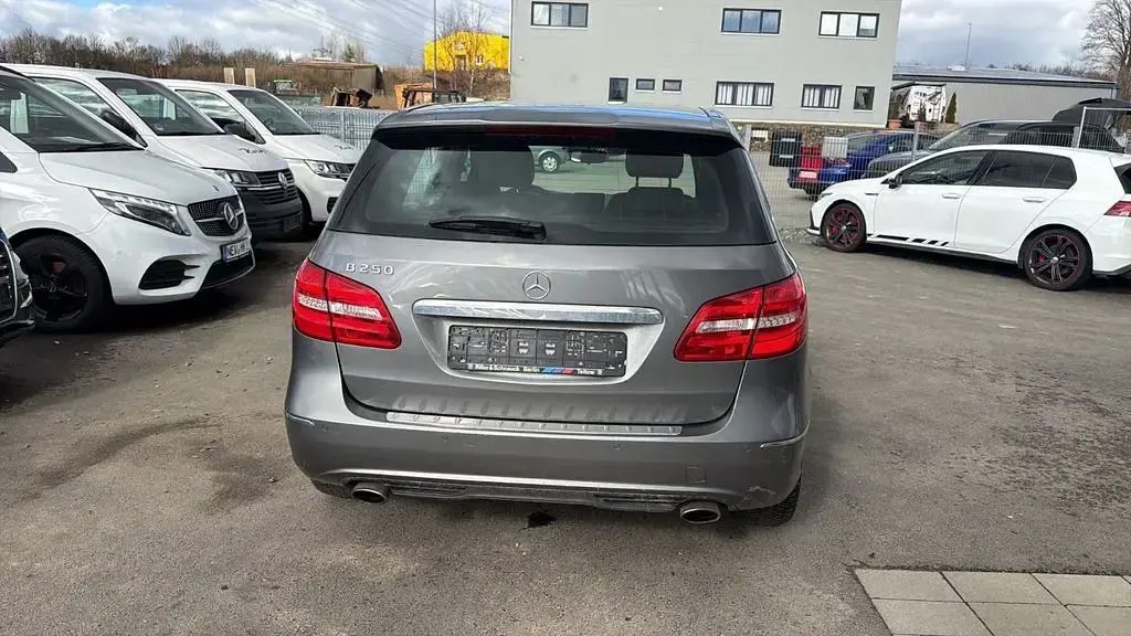 Gebraucht Mercedes B250 211 PS (155 kW) 2013 Grau Kleinwagen