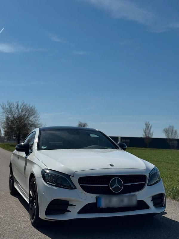 Weiß Gebraucht 2021 Mercedes C200 AMG Coupé | 39.500 € - Bild 1/4