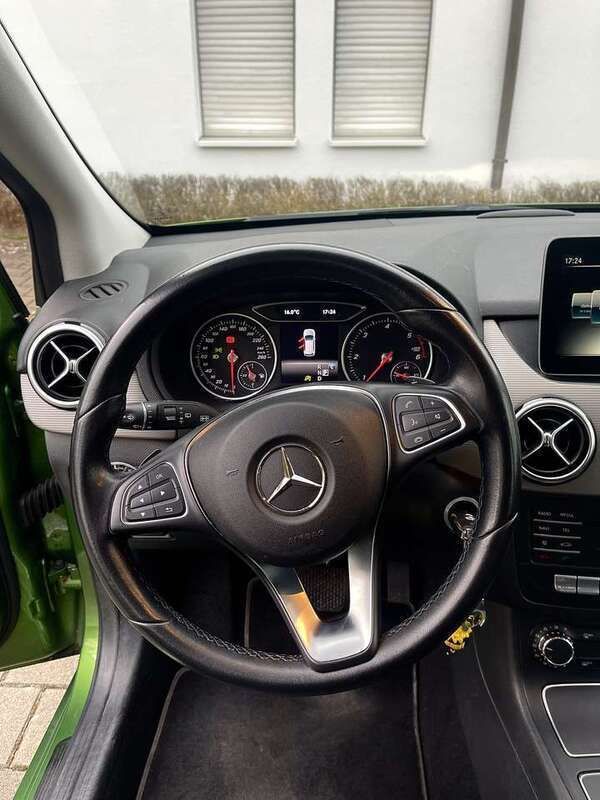 Grün Gebraucht 2016 Mercedes B180 Van / Kleinbus | 13.000 € (Fairer Preis) - Bild 1/4