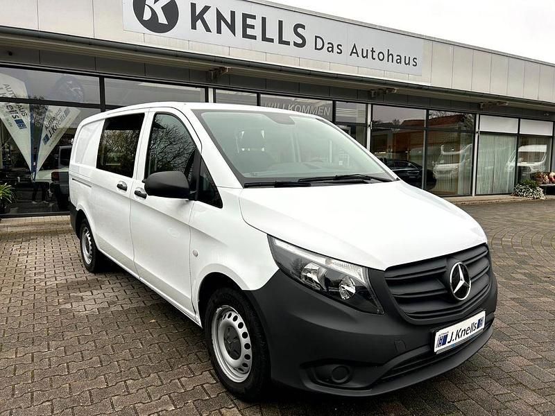 Weiß Gebraucht 2021 Mercedes Vito Van / Kleinbus | 31.950 € (Teuer) - Bild 1/4