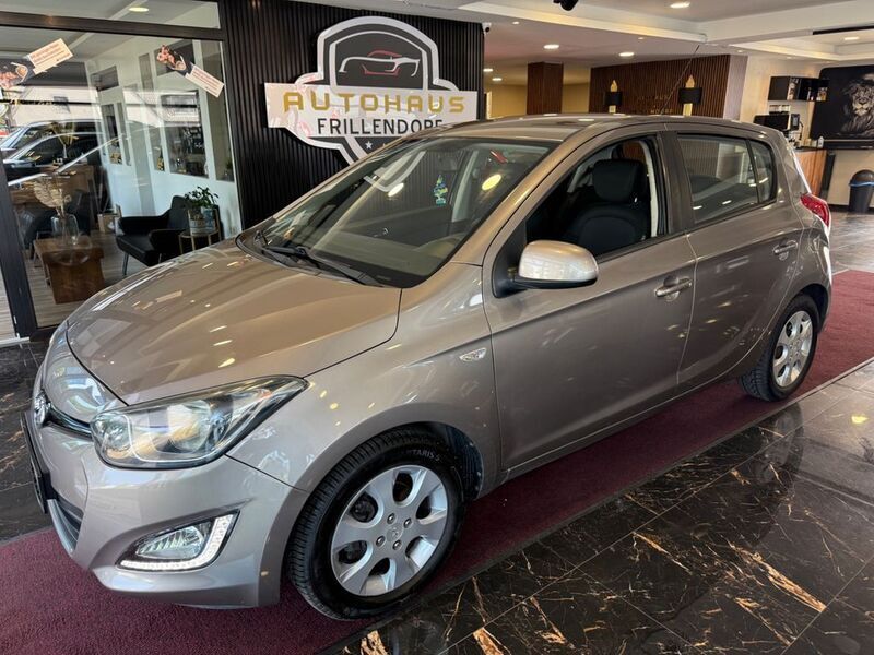Grau Gebraucht 2013 Hyundai i20 Trend Limousine | 8.950 € - Bild 1/4